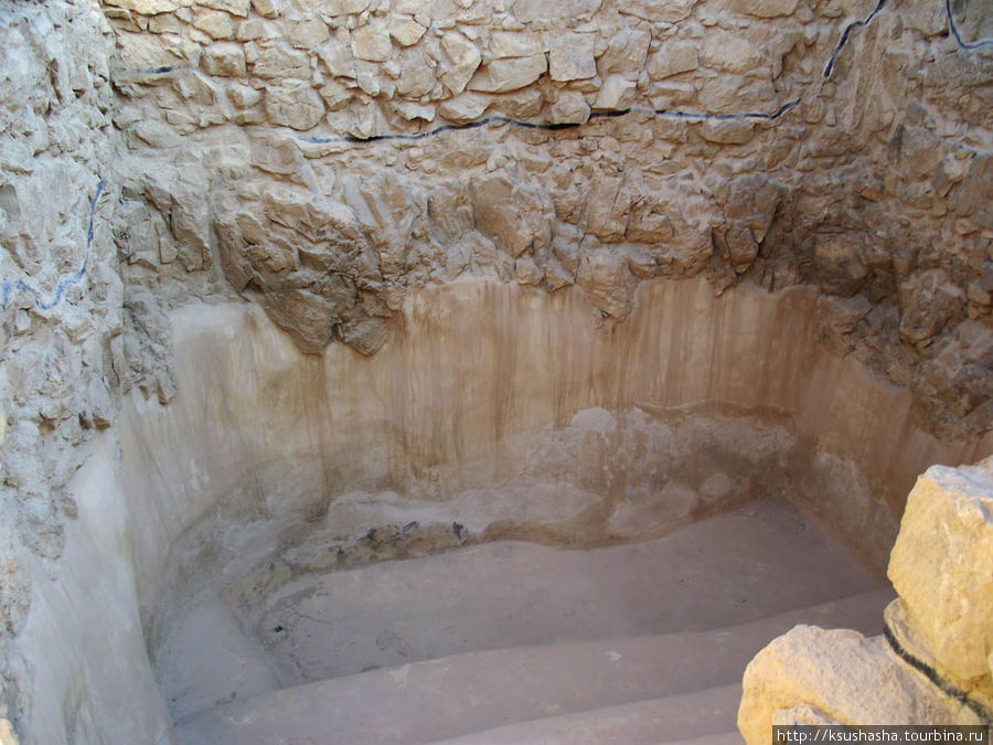 Микве — ритуальный еврейский бассейн. Такие пристройки защитники Масады сделали почти во всех банях Ирода Масада крепость, Израиль