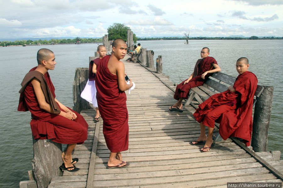 Монахи приходят на мост потусить, с девушками и иностранцами пообщаться (именно с ними они чаще всего и разговаривают). Амарапура, Мьянма