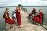 Монахи приходят на мост потусить, с девушками и иностранцами пообщаться (именно с ними они чаще всего и разговаривают).