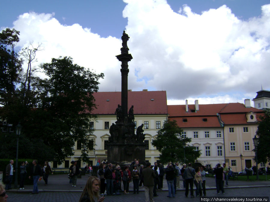 Каждый уважающий себя город в средние века устанавливал на главной площади Чумной столб — это Градчанский чумной столб Девы Марии Прага, Чехия