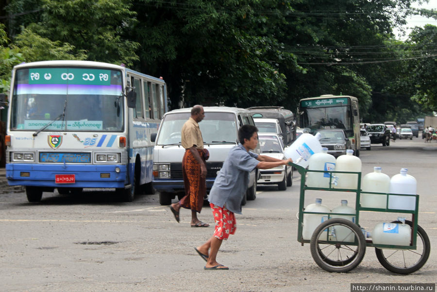 Питьевая вода без водопровода Янгон, Мьянма