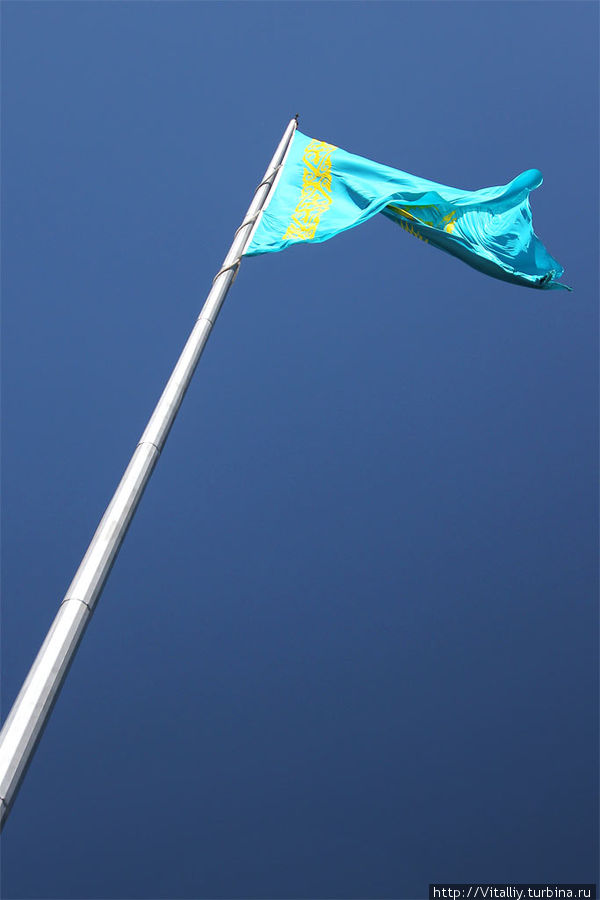 28. Тут же недалеко развивается гигантский флаг. Казахстан