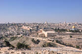 Вид на Кедронское ущелье, что отделяет Масличную гору от Храмовой, и укрепленный во времена Ирода Великого участок в юго-восточной части города.