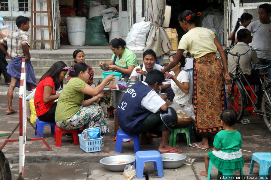 Обед в разгаре Мандалай, Мьянма