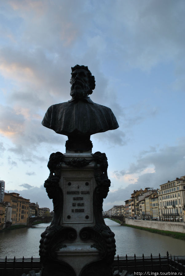 Бюст Бенвенуто Челлини на понте Веккьо. Флоренция, Италия