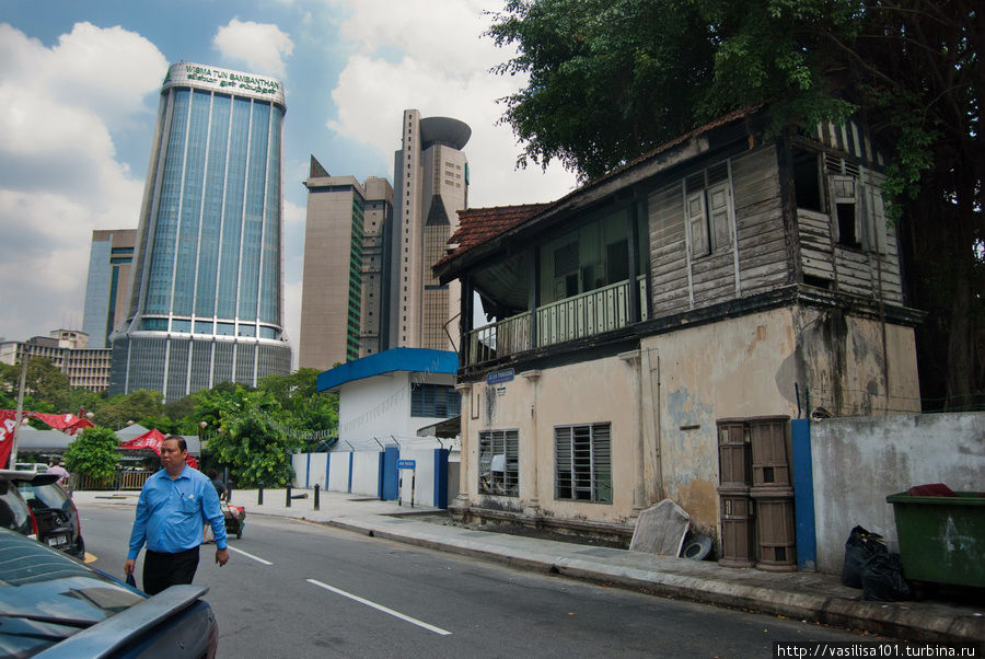 Куала-Лумпур — старый город на фоне небоскребов Куала-Лумпур, Малайзия