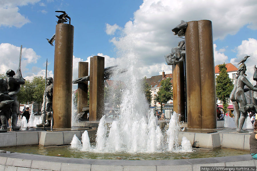 Брюгге. Площадь Т- Занд, фонтан и его загадки Брюгге, Бельгия