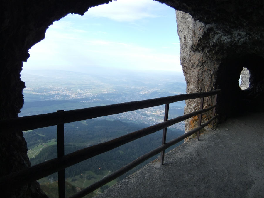 а ещё тут есть пещеры Люцерн, Швейцария