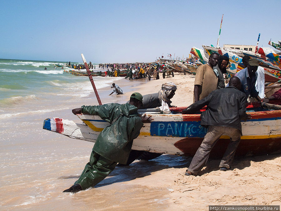 Рыбный рынок в Нуакшоте. Яркие лодки не местные, а сенегальские. Большинство рыбаков в Мавритании — гастарбайтеры из более южных стран Африки. Мавритания