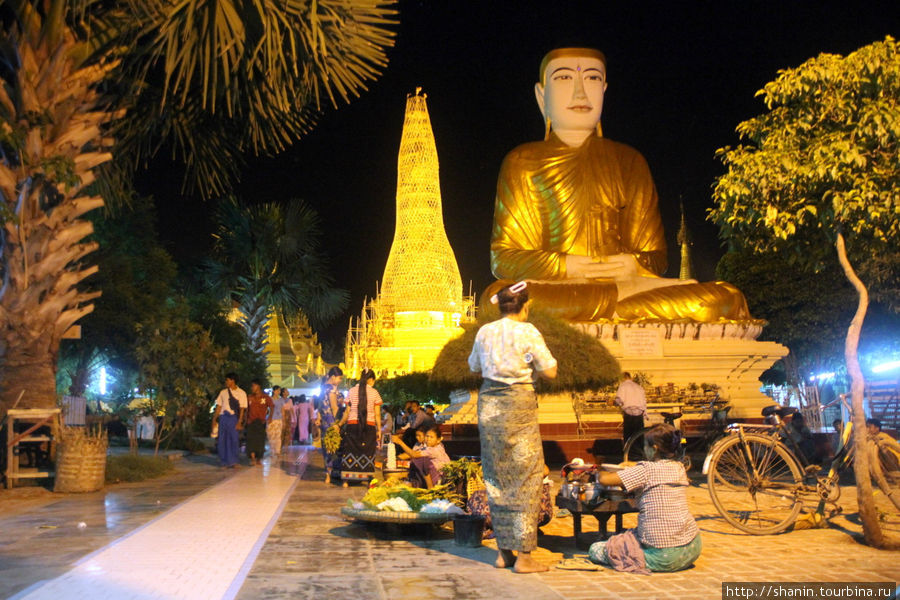 Сидящий Будда по ночам тоже освещен Монива, Мьянма