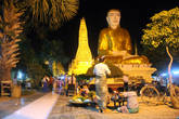 Сидящий Будда по ночам тоже освещен