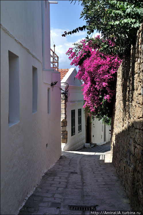 мы спускались и поднимались пешком по узким улочкам и даже немного заблудились пока нашли этот самый ксенонос (типичный греческий дом) Линдос, остров Родос, Греция