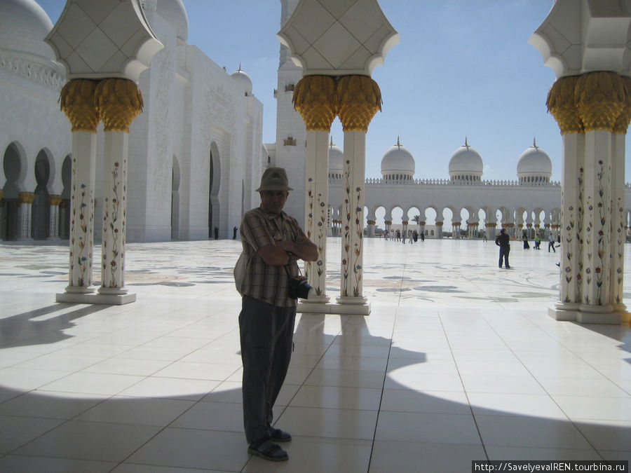 Внешние галереи с многочисленными колоннами. Абу-Даби, ОАЭ