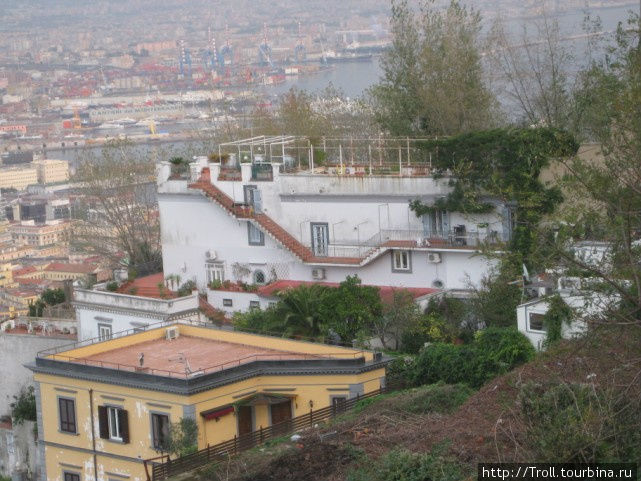 К холму лепятся жилища Неаполь, Италия