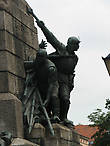 Монумент — скульптуры справа