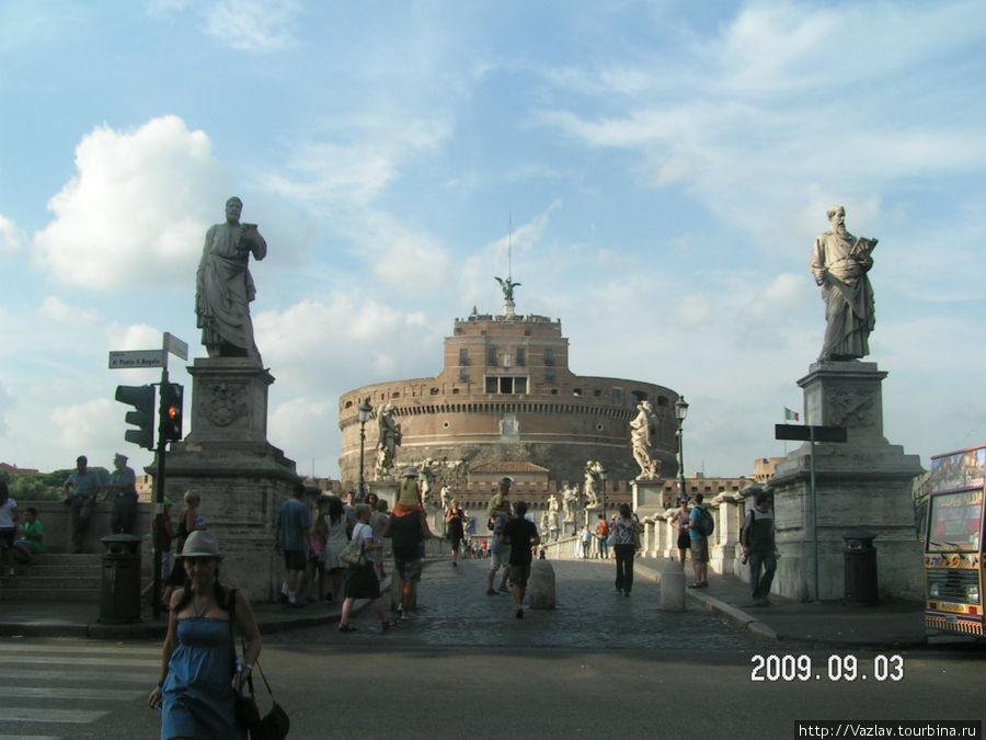 Перед входом на мост Рим, Италия