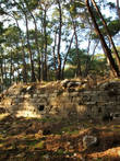 Первое, что встречается по пути — остатки крепостной стены и развалины храма Афины Паллады. По утверждениям археологов, в земле ещё таится немало интересного.