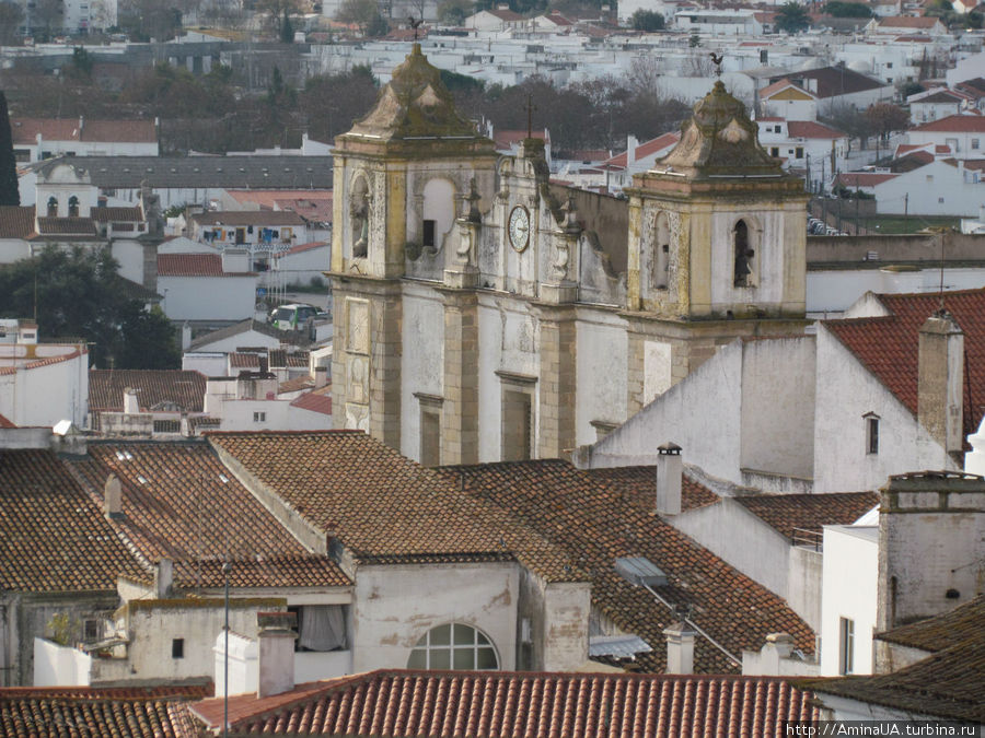 вид на церковь Сао Антониу (XVI века) Эвора, Португалия