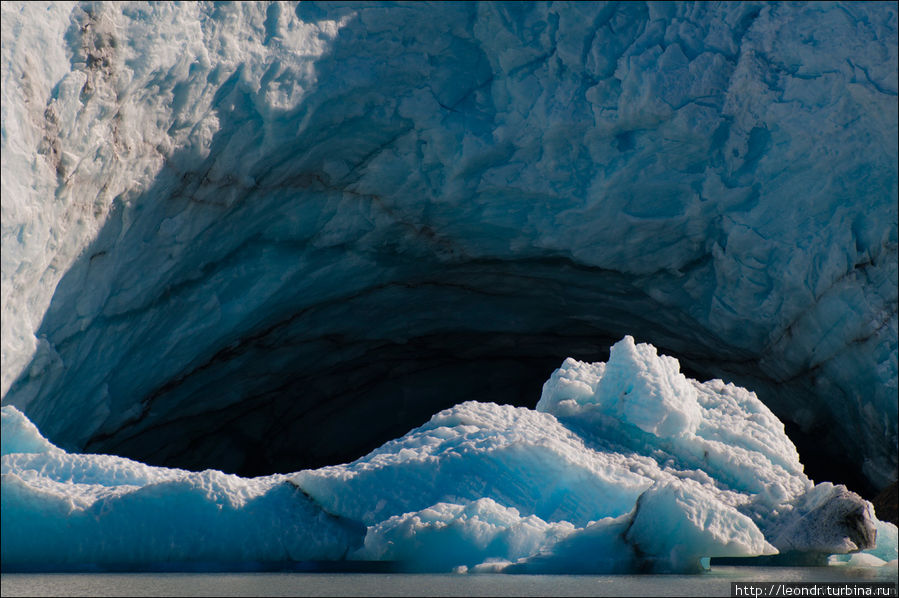 А дальше был ледник Perito Moreno. Пожалуй, одно из немногих мест, где огромное количество туристов никак не влияет на восприятие. Там просто пипец!

Знаменитая арка. Раз в какое время она обваливается и посмотреть на это собирается масса людей. Аргентина