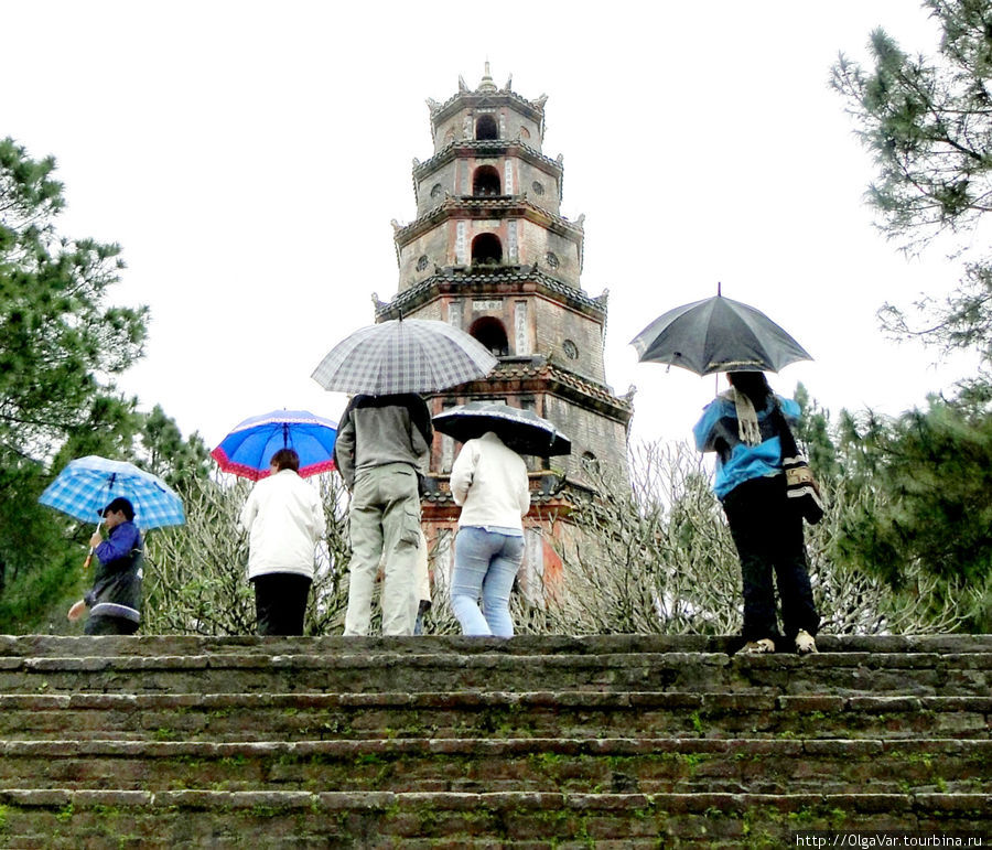 Значительно украсила территорию монастыря восьмиугольная башня в семь этажей высотой 21 метр — Тхап Фыок Зуен Хюэ, Вьетнам