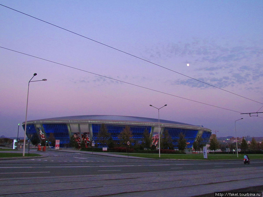 Знаменитая Донбасс-арена.Кажется,что сейчас взлетит. Донецк, Украина