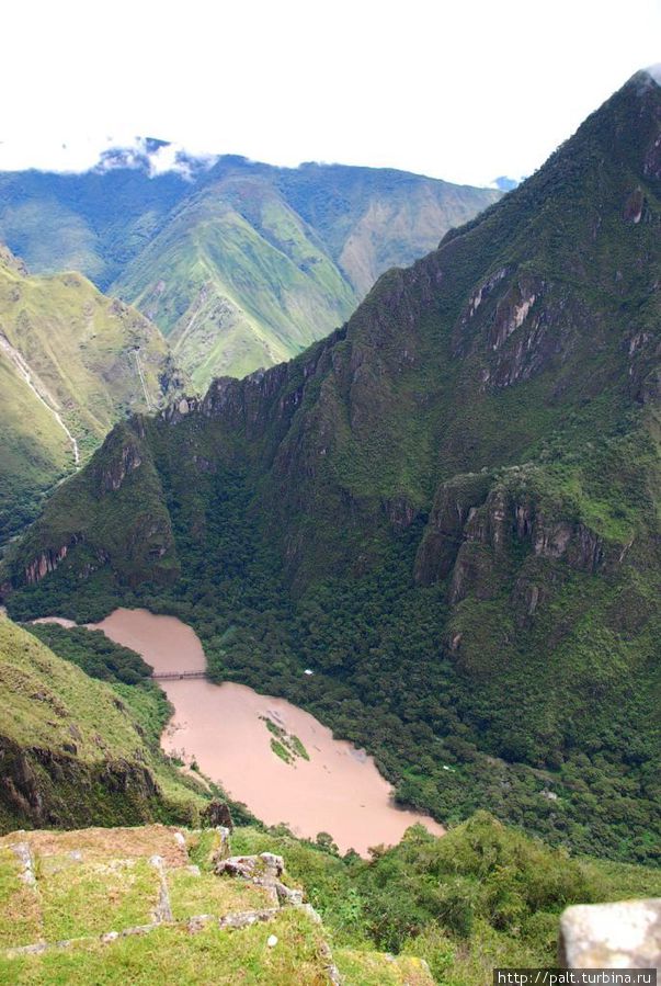 Где-то там внизу на Урубамбе стоит электростанция Регион Куско, Перу