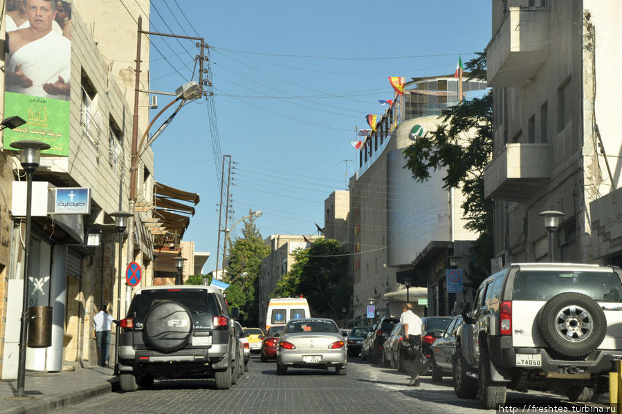 Амман: по столице королевства в предзакатном солнце Амман, Иордания