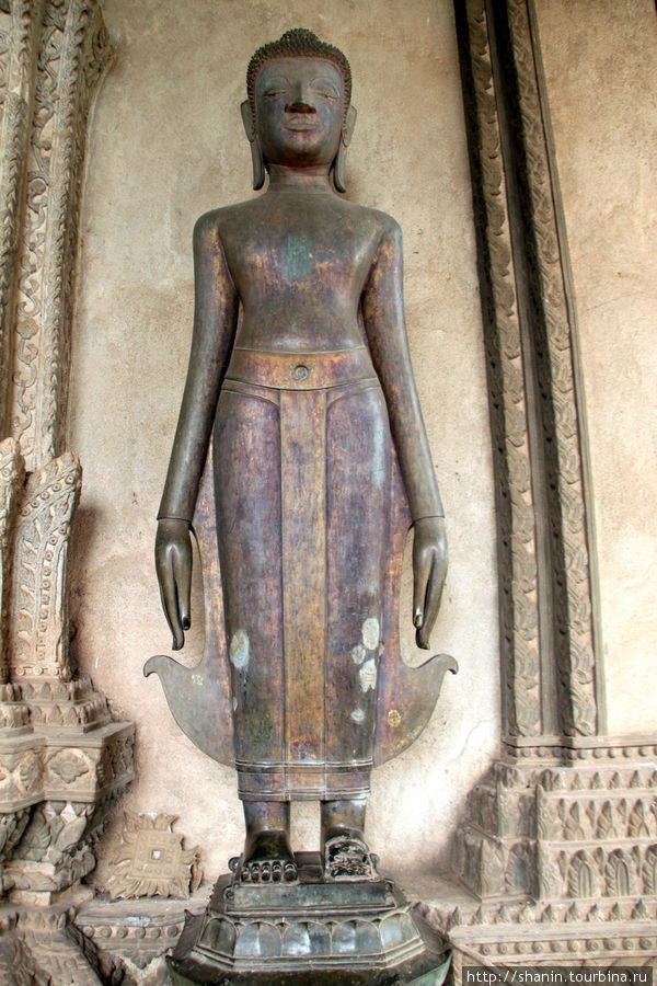 Стоящий Будда Вьентьян, Лаос