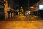 Главная пешеходная улица города ночью абсолютно мертва