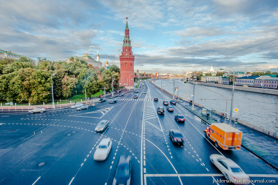 Широкие проспекты и движение автомобилей в любое время-отличительная черта современного мегаполиса. Москва, Россия