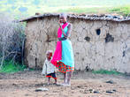 У этой масайки пока один ребенок, но у нее еще всё впереди, одним ребенком женщина-масайка не ограничивается