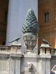 Двор Сосновой шишки. Это античный фонтан, стоявший в своё время у Пантеона, а павлины по бокам копии тех,что украшали мавзолей Адриана, когда он ещё не был замком Святого Ангела.