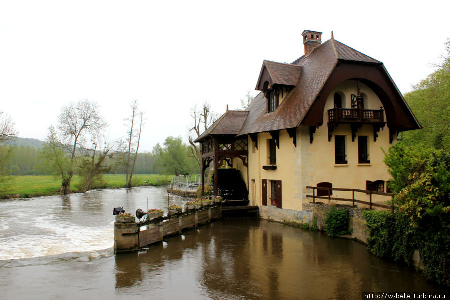 Мельница и церковь в Фурже Фурж, Франция