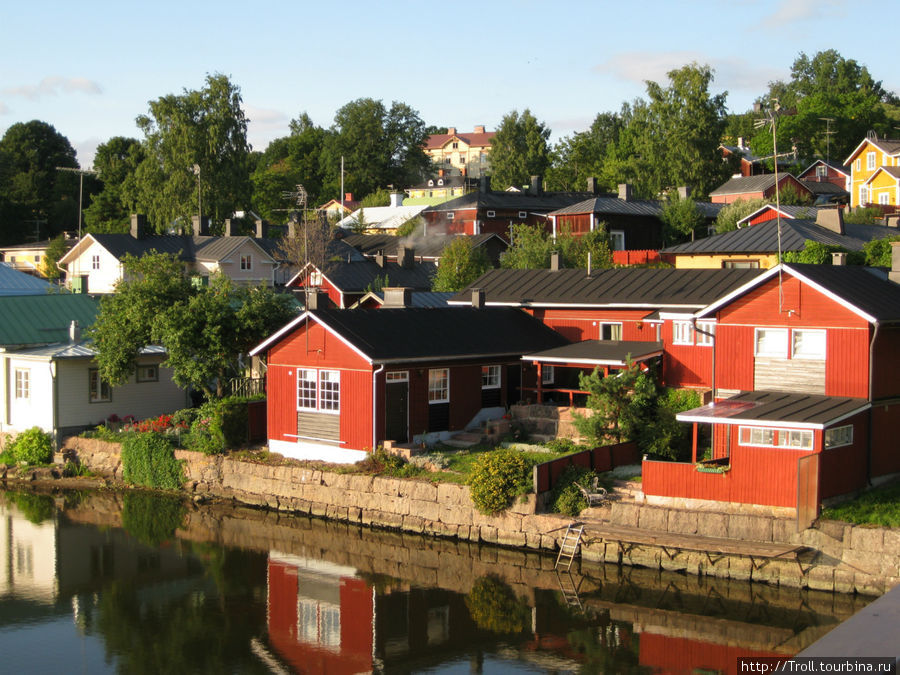 Живописные домики вдоль реки Порвоо, Финляндия