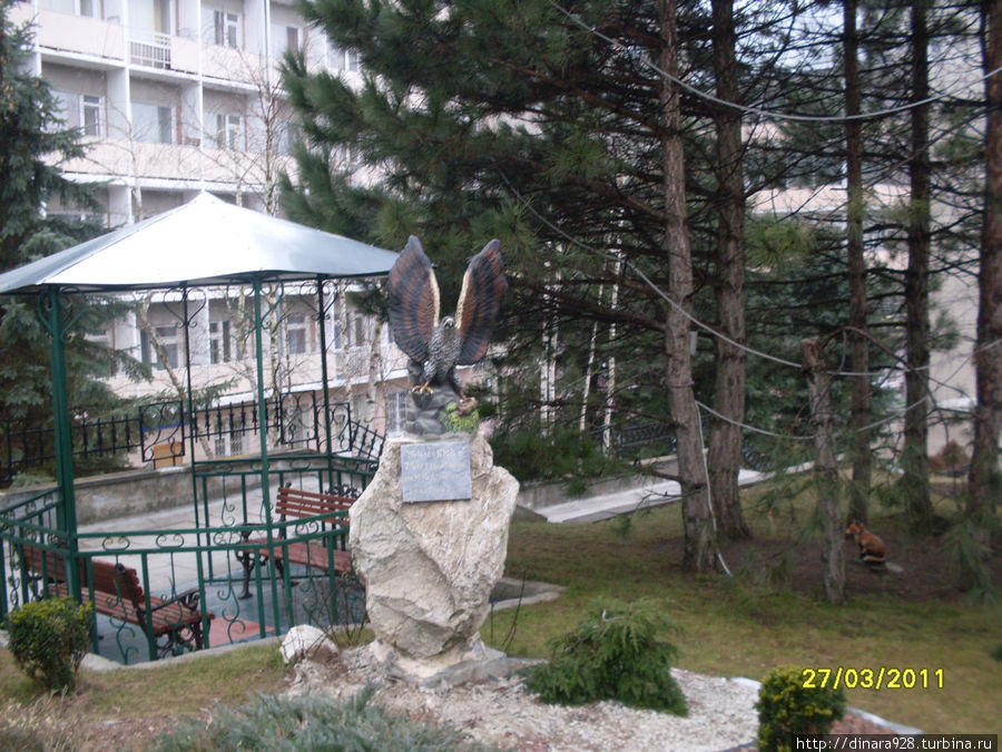 Скульптура орла на территории санатория. Пятигорск, Россия