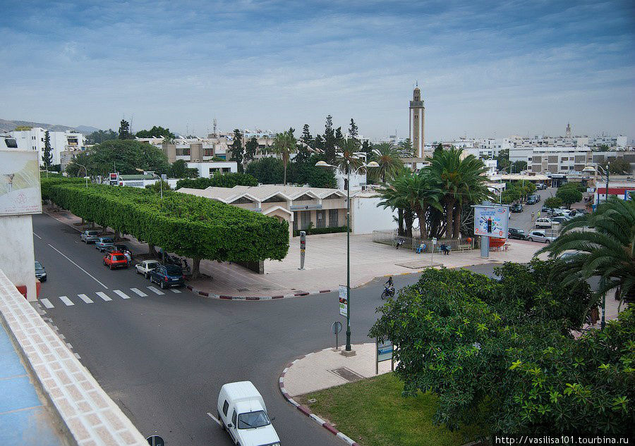 Вид из отеля на улицу в сторону города Агадир, Марокко