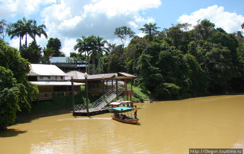В Пенгкалан-Бату (Pengkalan Batu) находится дирекция парка Ниах, откуда до пещер надо идти пешком чуть меньше часа, но сначала переплываете речку на лодке Мири, Малайзия