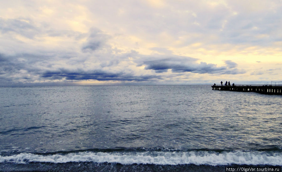 На крымском берегу осеннего моря Малореченское, Россия