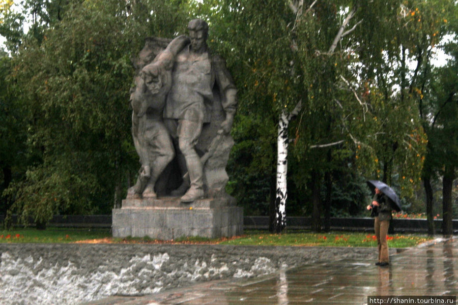 Дождь на Мамаевом кургане Волгоград, Россия