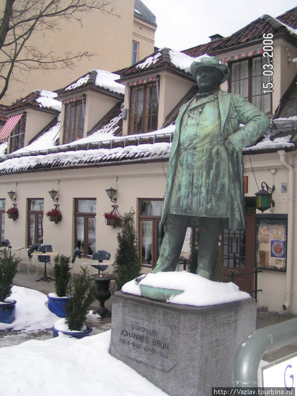 Памятник в снегу Осло, Норвегия