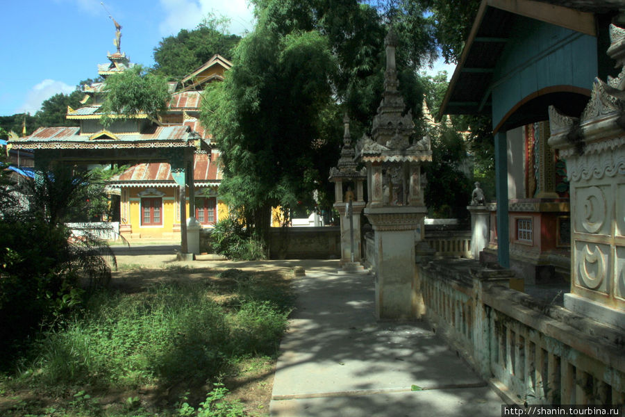 Во внутреннем дворе Тамбудхе Монива, Мьянма