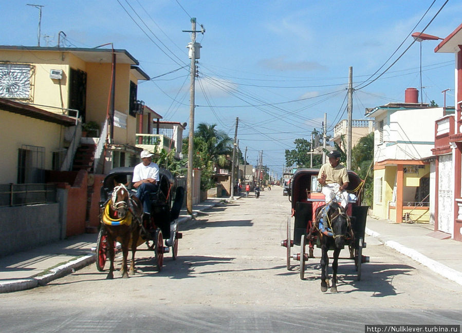 Лошадиные повозки — основной транспорт города. Карденас, Куба