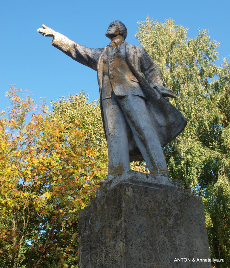 Остатки памятника Ленину. Новоукраинка, Украина