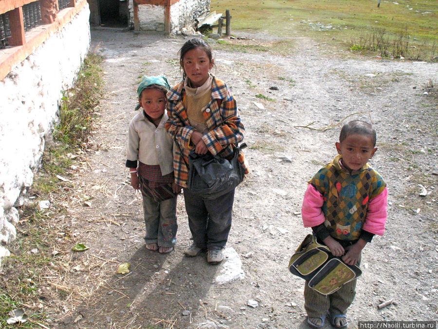 Дети также с удовольствием приходят на службу; И выходят с нее с кучей сладостей. Бхрага, Непал
