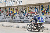 Интересный образец граффити по-арабски. Здесь так разрисованы многие стены. Вообще, Каир в этом отношении — довольно веселый город.
*