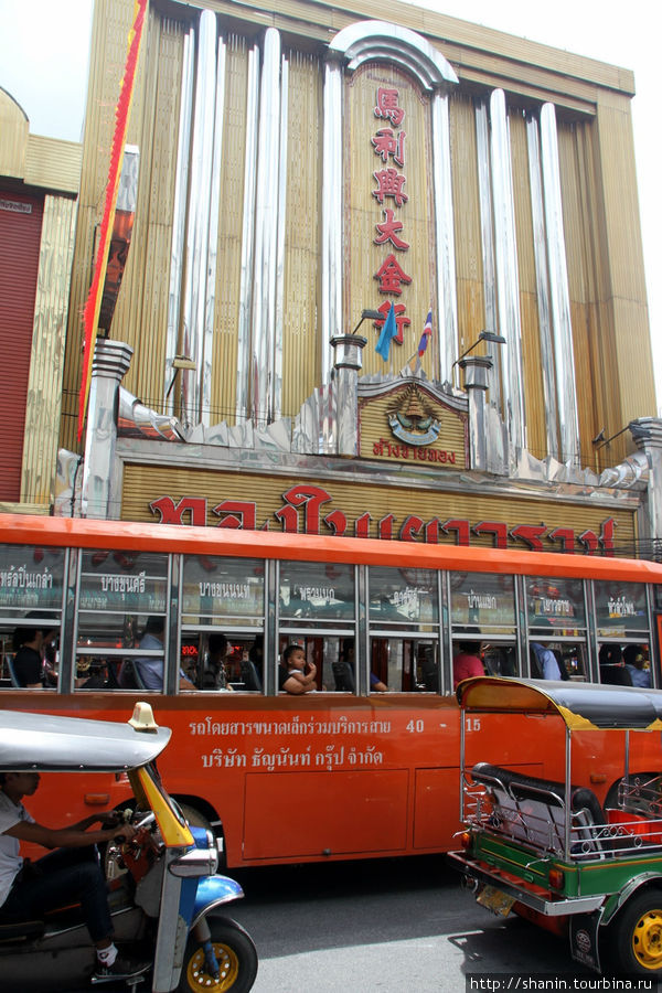 Главная улица бангкокского Чайнатауна Бангкок, Таиланд