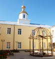 Монастырская церковь и киворий.