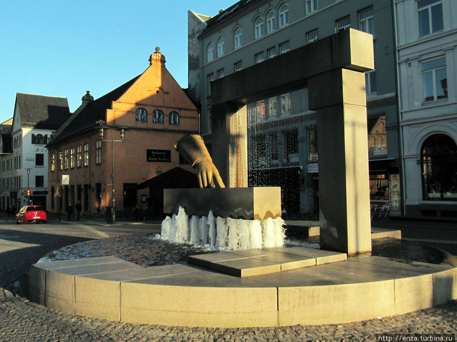 Фонтан Перчатки и старая Ратуша на площади Christiania torv. Осло, Норвегия