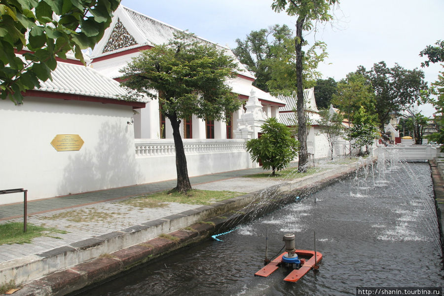 Кусочек Европы - частная территория монастыря Бовоннивет Бангкок, Таиланд