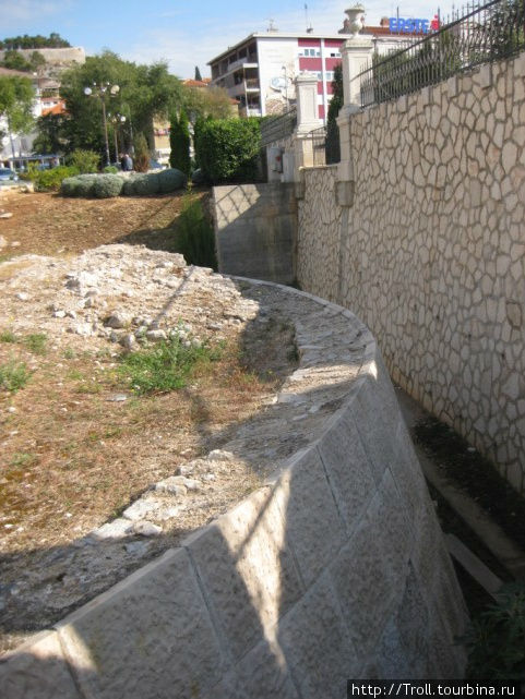 Остатки римских, видимо, стен, мирно соседствуют с городским парком с одной стороны и театральной площадью с другой Шибеник, Хорватия